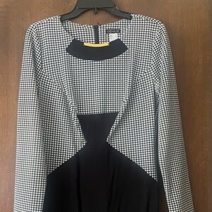 VENUS Black and White Sheath Dress with Raglan Sleeves